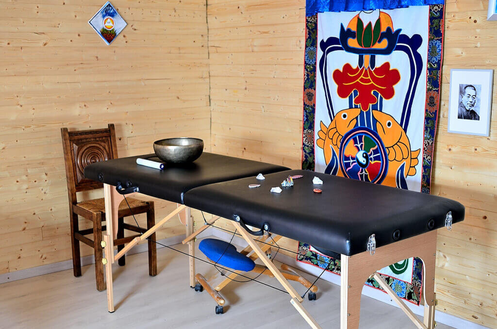 Salle de soin avec la table de massage